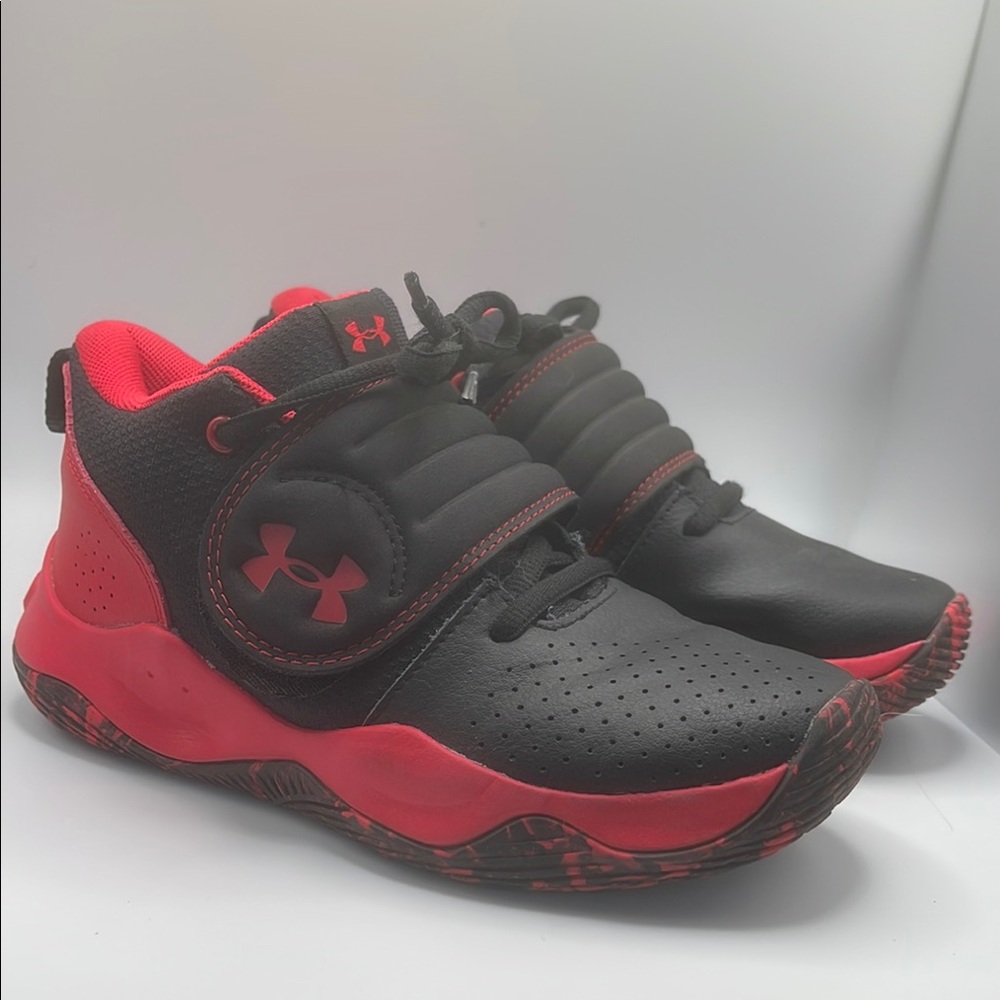 Under Armour Zone BB Black and Red Grade School Basketball Sneakers